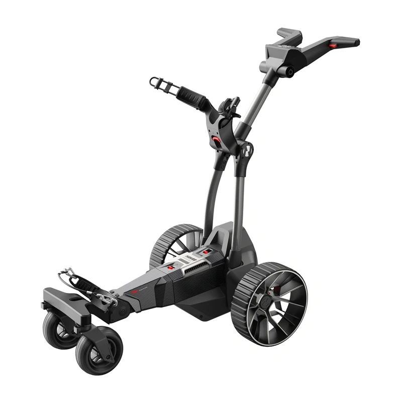 Troje golfistów rozmawia na polu golfowym w otoczeniu elektrycznych wózków NAVEE Birdie 3X.